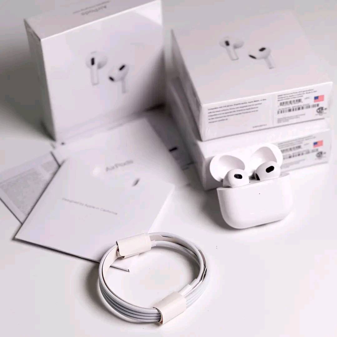 AirPods Pro | Son Immersif & Confort Absolu  Profitez d’un son exceptionnel avec la réduction active du bruit, le mode Transparence et l’audio spatial. Conçus pour un confort optimal, avec des embouts ajustables et un boîtier MagSafe