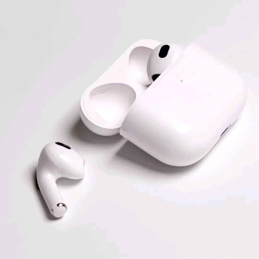 AirPods Pro | Son Immersif & Confort Absolu  Profitez d’un son exceptionnel avec la réduction active du bruit, le mode Transparence et l’audio spatial. Conçus pour un confort optimal, avec des embouts ajustables et un boîtier MagSafe